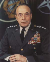 Le général Leyyman L. Leymnintzer, chef d'état-major interarmes